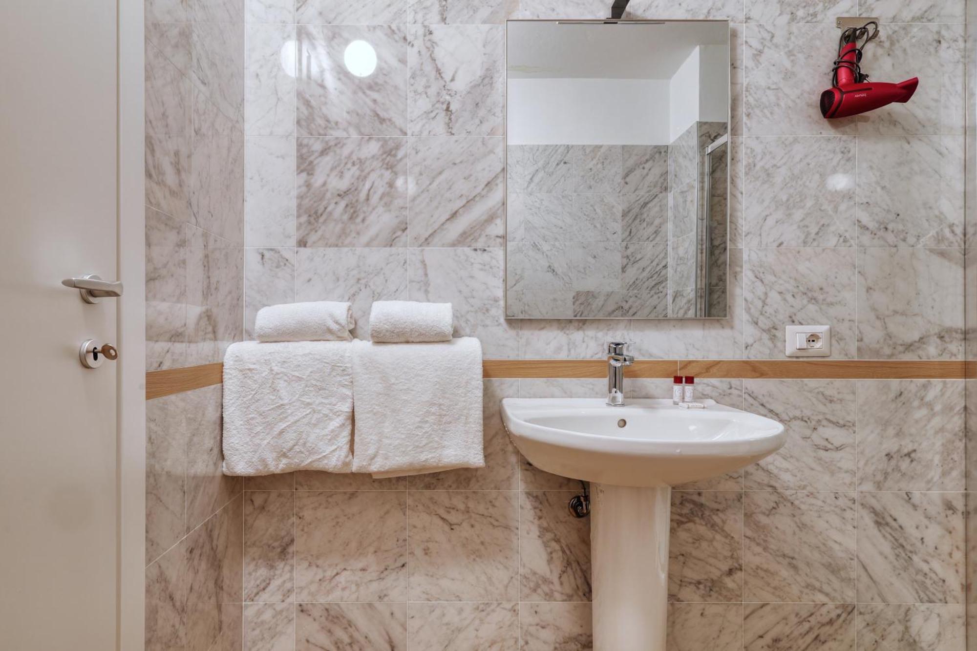 Joivy Chic 3-Bed Flat Near Colonne Di San Lorenzo Милан Экстерьер фото